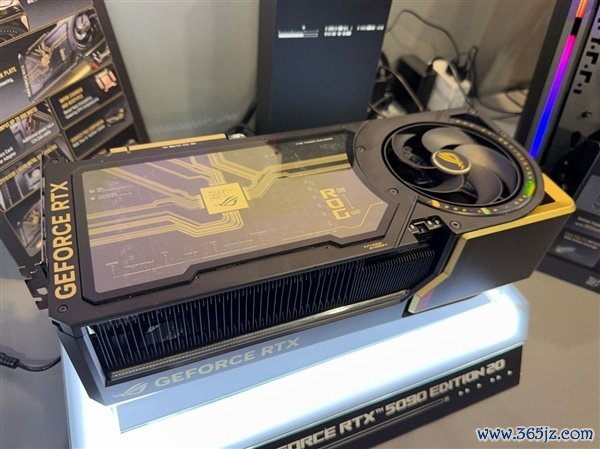 ROG夜神RTX 5090 20周年追思卡发布：4槽巨兽解锁800W！