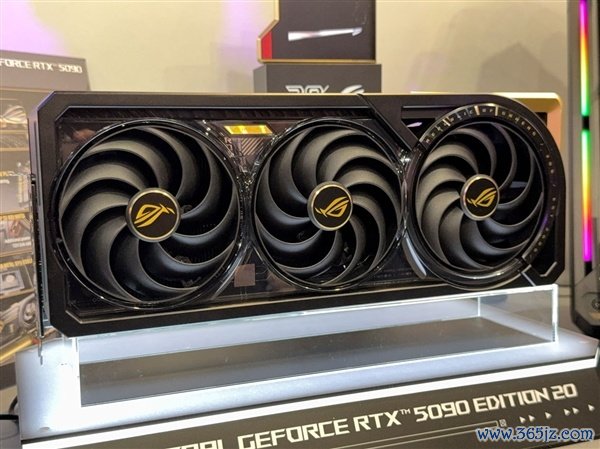ROG夜神RTX 5090 20周年追思卡发布：4槽巨兽解锁800W！