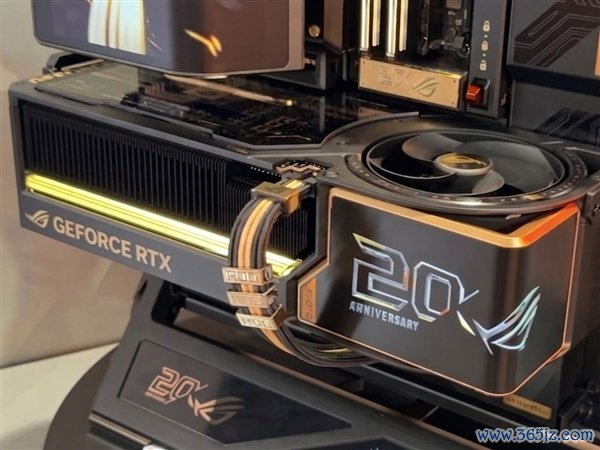 ROG夜神RTX 5090 20周年追思卡发布：4槽巨兽解锁800W！
